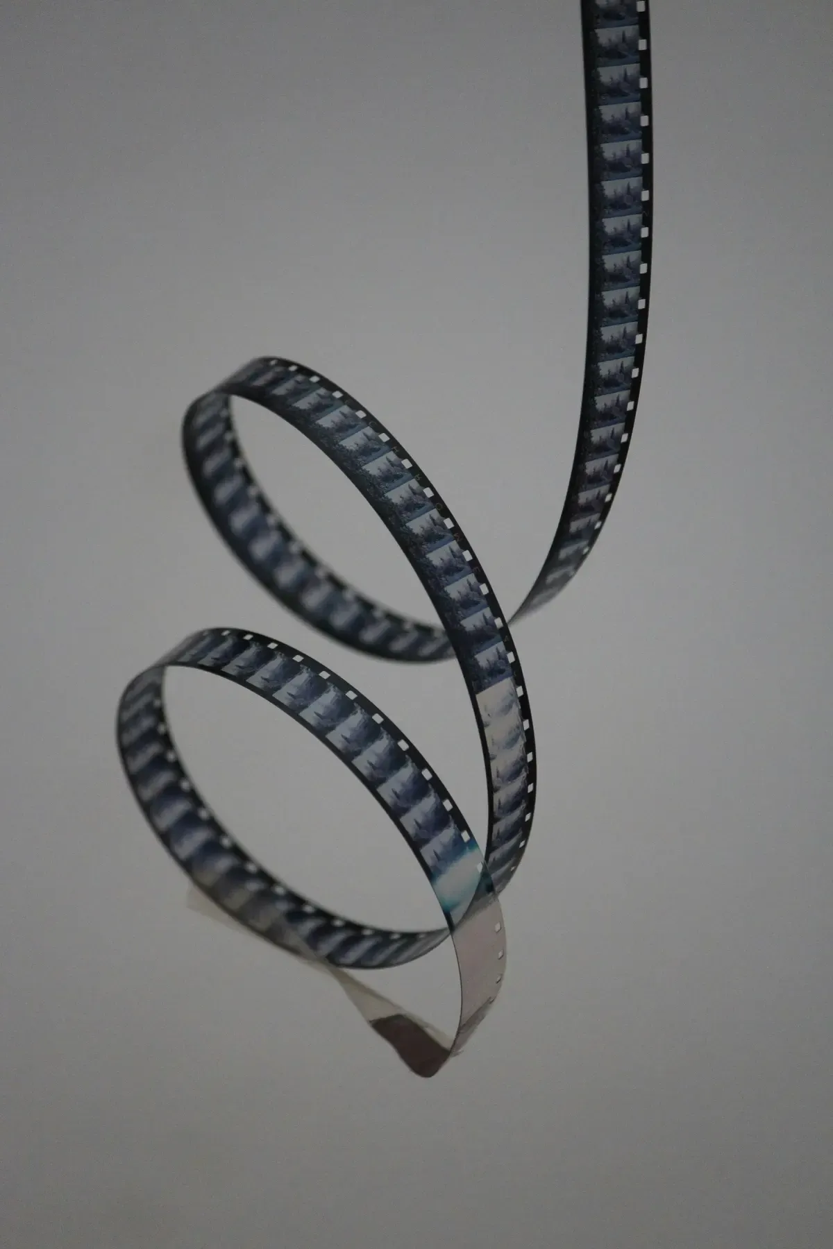 8mm filmový pás připravený k digitalizaci