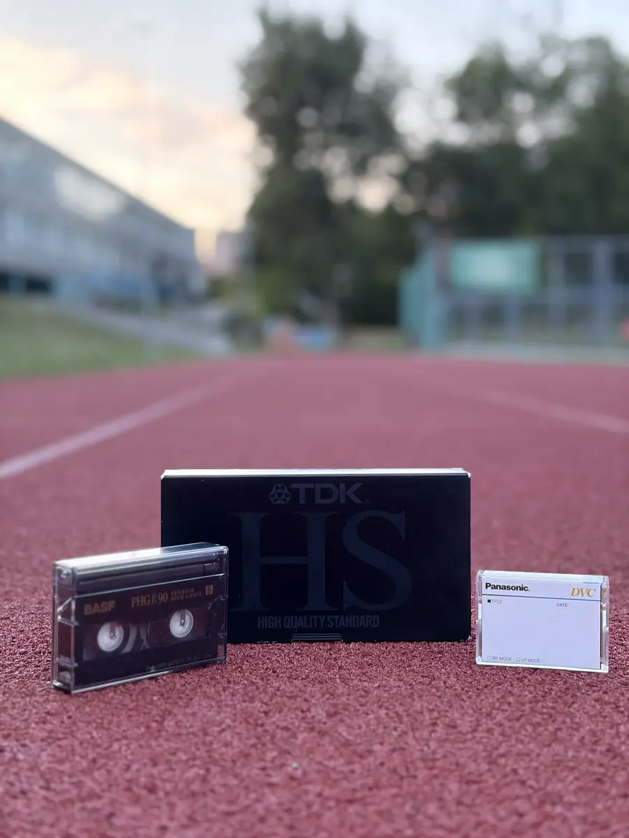 VHS, audiokazeta a MiniDV připravené ke zpracování